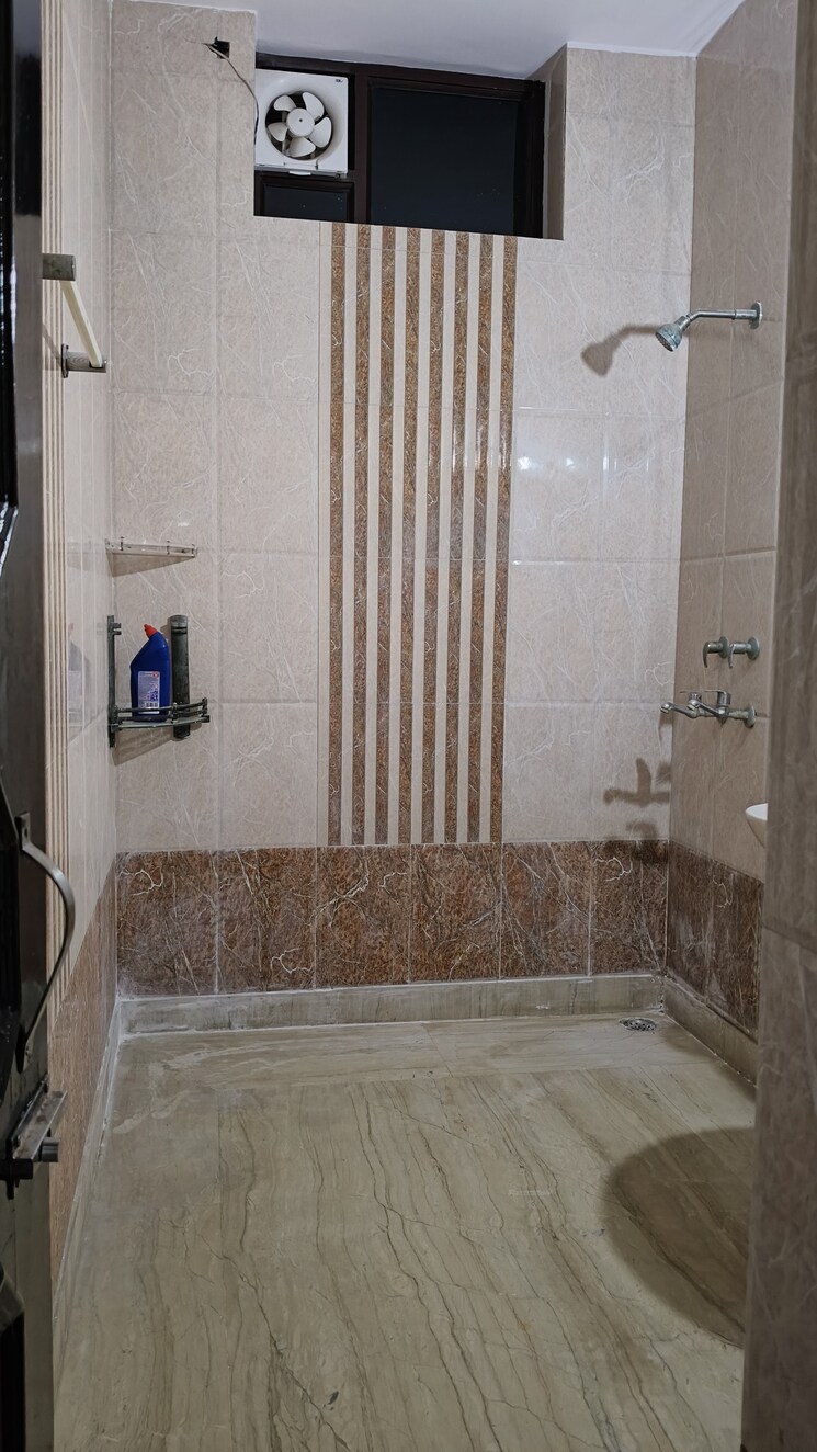 Bathroom, sector 16 3.5 Bedroom 350 Sq.Yd. Builder Floor In Sector 16 Faridabad 7786383