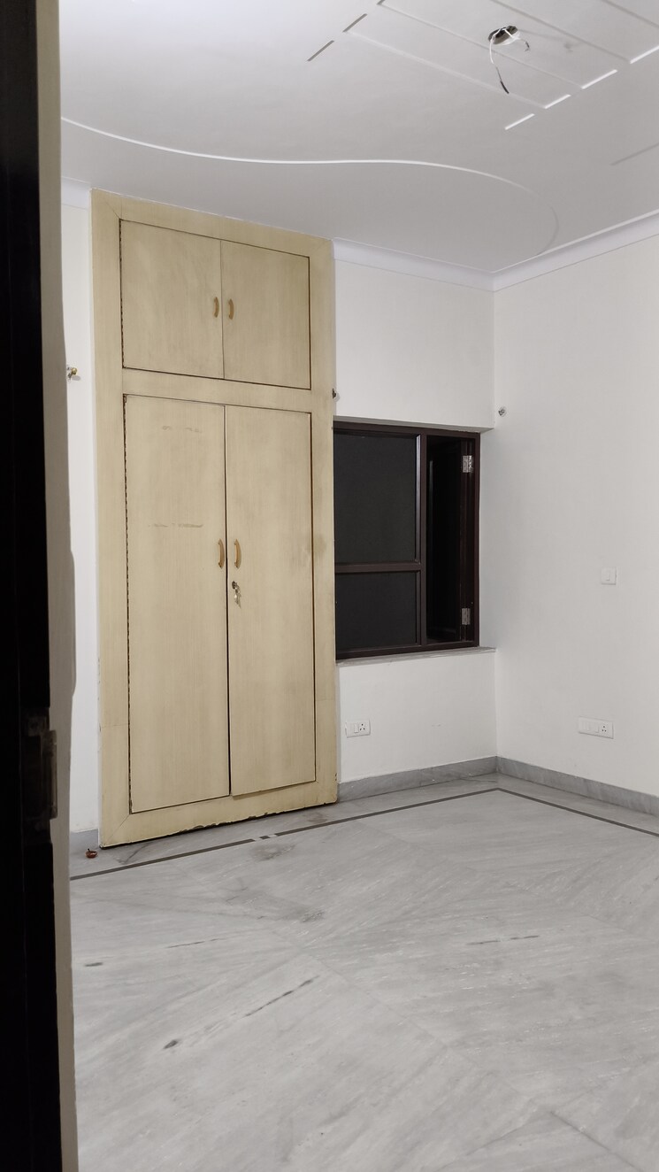 Room, sector 16 3.5 Bedroom 350 Sq.Yd. Builder Floor In Sector 16 Faridabad 7786383