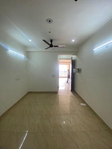 Room in 2.5 BHK Apartment at Gaur Yamuna City 16th Park View, Gaur Yamuna City – for Sale