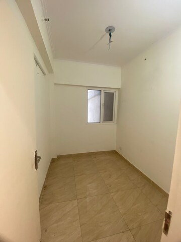 Room in 2.5 BHK Apartment at Gaur Yamuna City 16th Park View, Gaur Yamuna City – for Sale