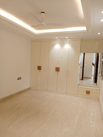 Room in 4 BHK Builder Floor at Green Park – for Sale