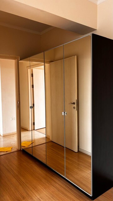 Room in 3 BHK Apartment at DLF The Skycourt, Sector 86 – for Sale