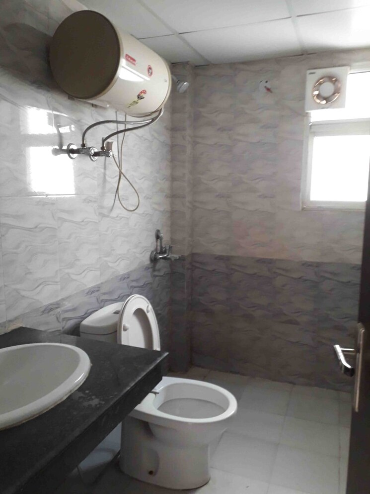 Bathroom, nimbus-the-hyde-park 2.5 Bedroom 1080 Sq.Ft. Apartment In Sector 78 Noida 7788531