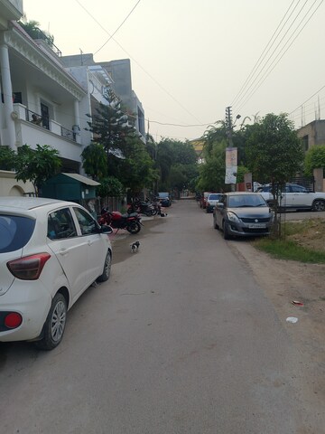 Parking in 6 BHK Independent House at Gomti Nagar – for Sale