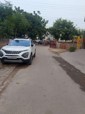 Parking in 6 BHK Independent House at Gomti Nagar – for Sale