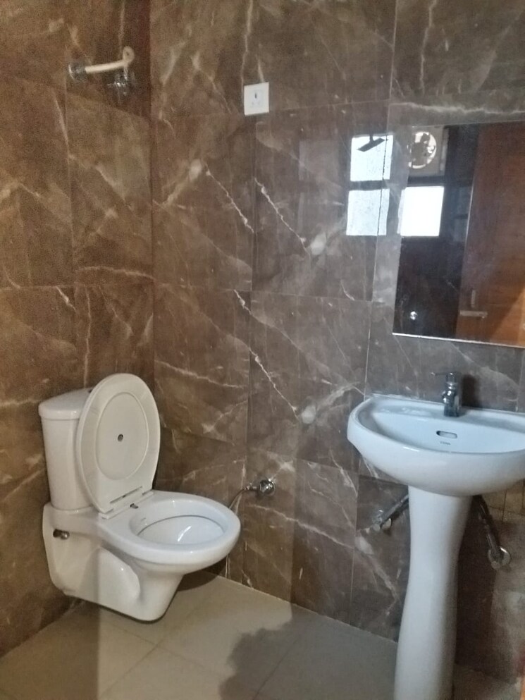 Bathroom, bollywood-esencia 3 Bedroom 1890 Sq.Ft. Apartment In Ghazipur Zirakpur 7789077
