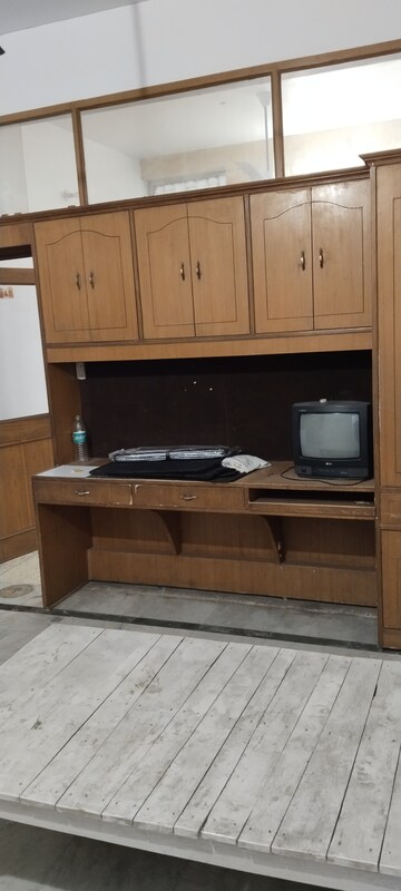 Furnished Amenities in 3 BHK Builder Floor at Gomti Nagar – for Rent