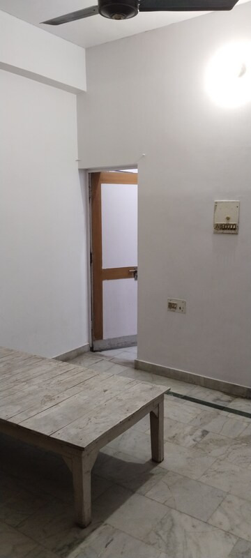 Room in 3 BHK Builder Floor at Gomti Nagar – for Rent