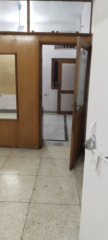 Room in 3 BHK Builder Floor at Gomti Nagar – for Rent