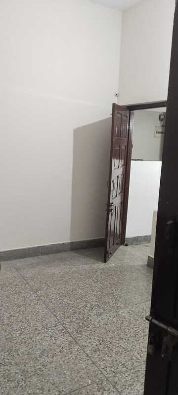 Room in 1.5 BHK Builder Floor at Gomti Nagar – for Rent