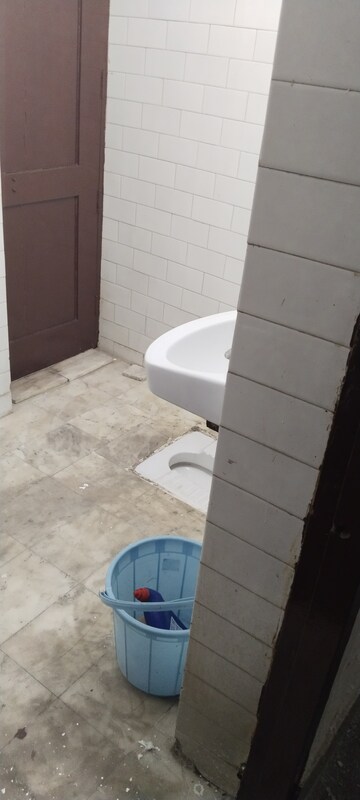 Bathroom in 1.5 BHK Builder Floor at Gomti Nagar – for Rent