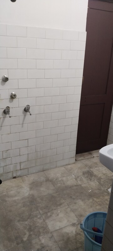 Bathroom in 1.5 BHK Builder Floor at Gomti Nagar – for Rent