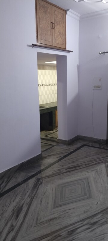 Room in 2 BHK Builder Floor at Gomti Nagar – for Rent