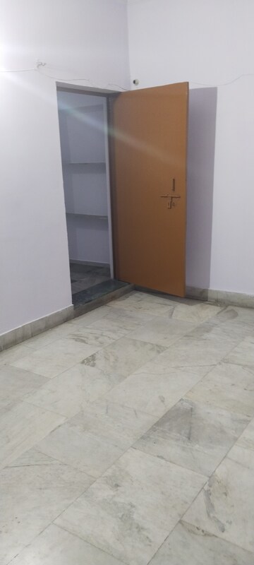 Room in 2 BHK Builder Floor at Gomti Nagar – for Rent