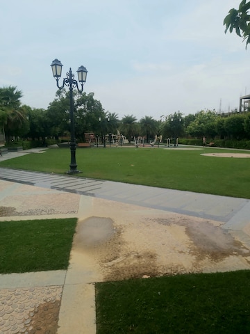 Master Bedroom in 4 BHK Apartment at Omaxe Kingston, Gomti Nagar – for Sale