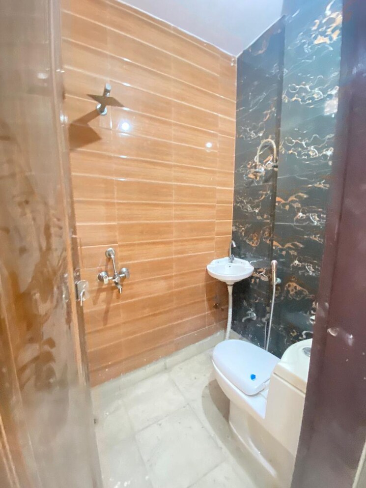 Bathroom, uttam nagar west 3 Bedroom 850 Sq.Ft. Builder Floor In Uttam Nagar West Delhi 7789563