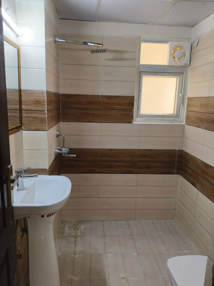 Bathroom, sector 11 3 Bedroom 2500 Sq.Ft. Independent House In Sector 11 Noida 7789861