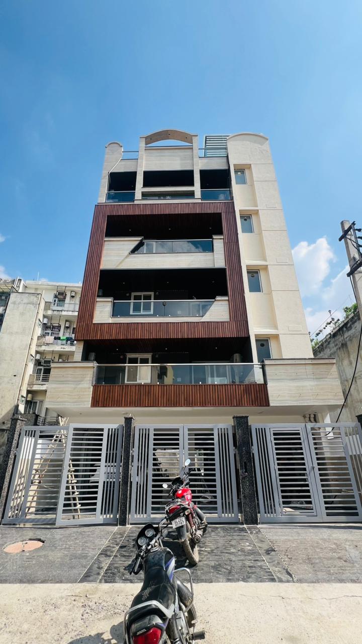 3 BHK + Servant Room 260 Sq.Yd. Builder Floor in Sushant Lok 3