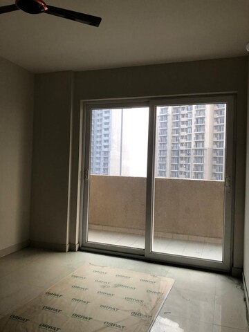 Room in 3 BHK Apartment at Tata Eureka Park, Sector 150 – for Rent