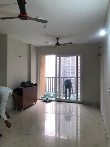 Room in 3 BHK Apartment at Tata Eureka Park, Sector 150 – for Rent