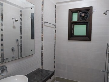 रेसिडेंशियल बिल्डर फ्लोर वर्ग फुट फॉर रेंट इन सेक्टर 28 गुड़गांव  7790631