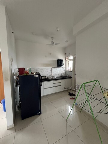 Bathroom in 1.5 BHK Apartment at Amanora Gold Towers, Hadapsar – for Sale