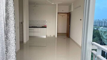 Room in 1.5 BHK Apartment at Amanora Gold Towers, Hadapsar – for Sale