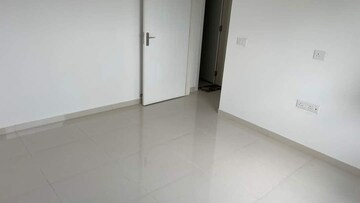 Room in 1.5 BHK Apartment at Amanora Gold Towers, Hadapsar – for Sale