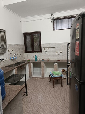 रेसिडेंशियल घर वर्ग मीटर फॉर रेंट इन सेक्टर 37 नोएडा  7792457