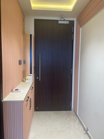 Room in 3.5 BHK Apartment at Peninsula Salsette 27, Byculla – for Rent
