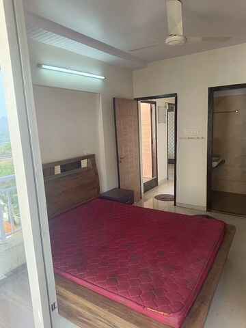 Room in 2 BHK Apartment at Platinum Crescenzo, Seawoods – for Rent