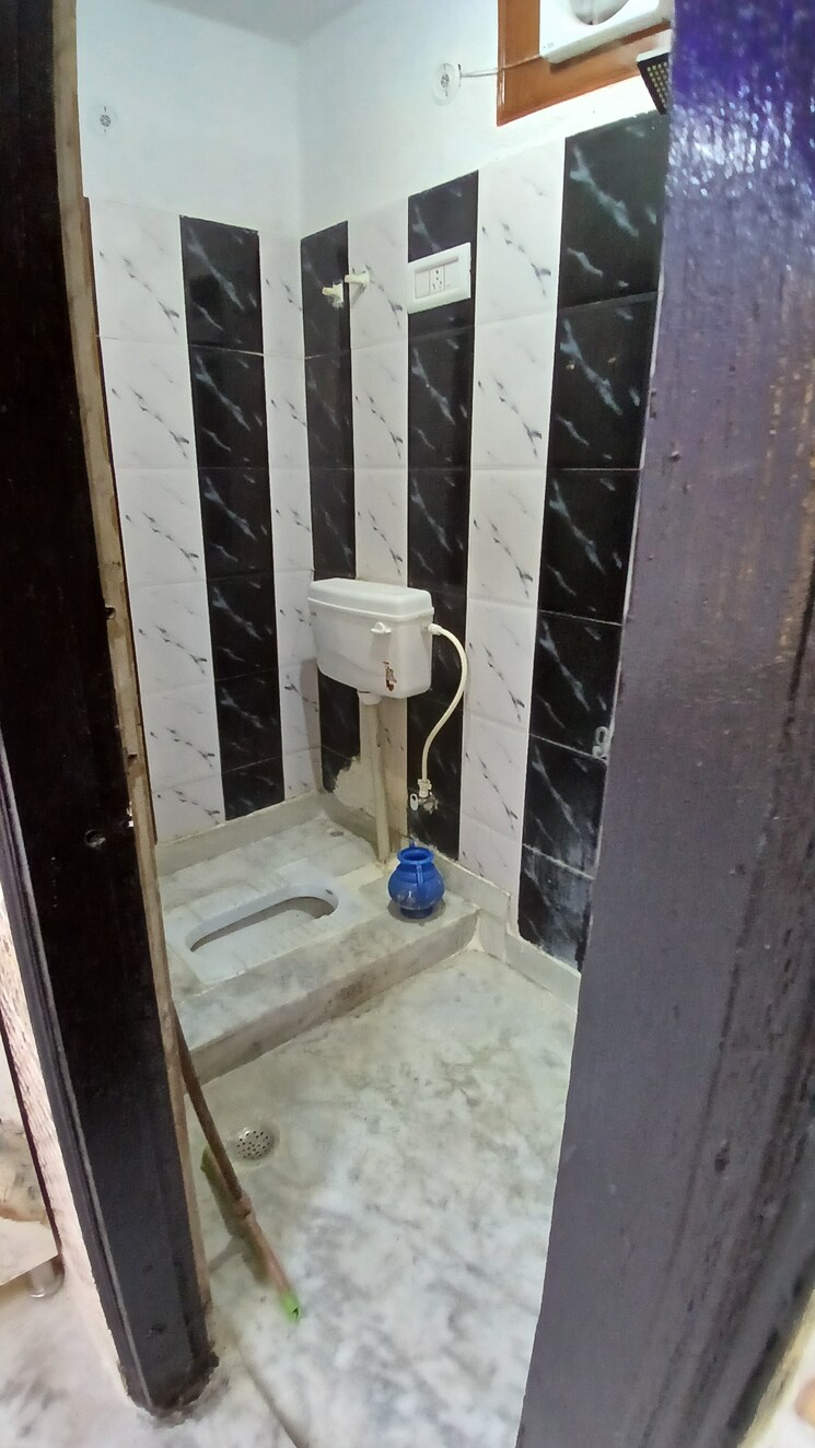 Bathroom, jogabai extension 3 Bedroom 900 Sq.Ft. Apartment In Jogabai Extension Delhi 7793404