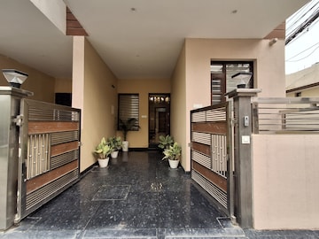 Building Lobby in 3 BHK Villa at Sushma Infinium, Ghazipur – for Sale