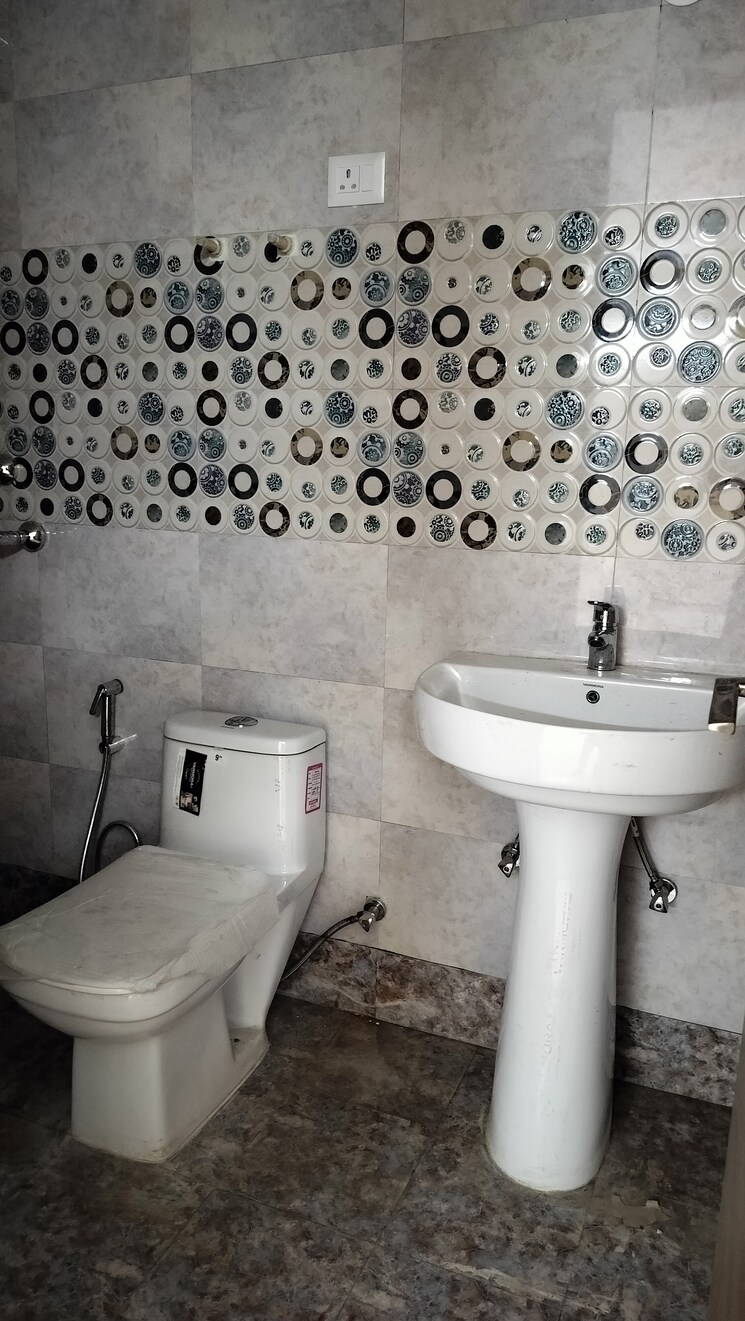 Bathroom, saya-gold-avenue 2 Bedroom 1080 Sq.Ft. Apartment In Vaibhav Khand Ghaziabad 7794415