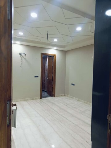 Room in 4 BHK Builder Floor at Shalimar Bagh – for Sale