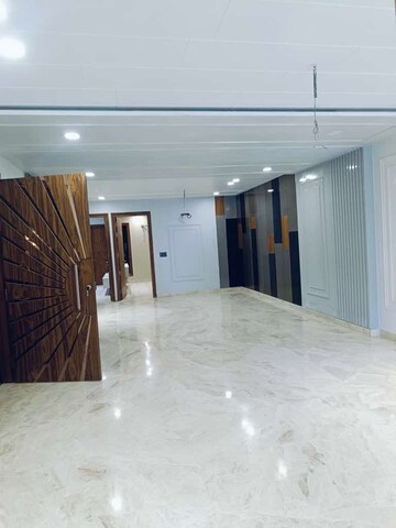 Room in 4 BHK Builder Floor at Shalimar Bagh – for Sale