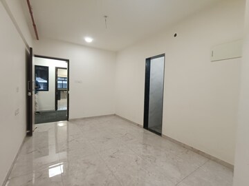 Room in 1 BHK Apartment at Maruti Towers, Kandivali East – for Sale