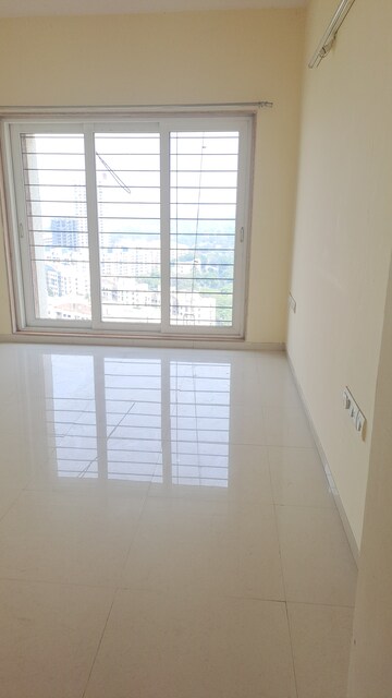Room in 5 BHK Apartment at Pataskar Eclat, Ghodbunder Road – for Sale