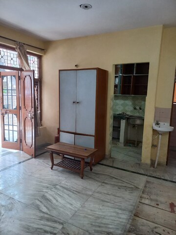 Room in 2 BHK Apartment at Arun Vihar Sector 37, Sector 37 – for Sale