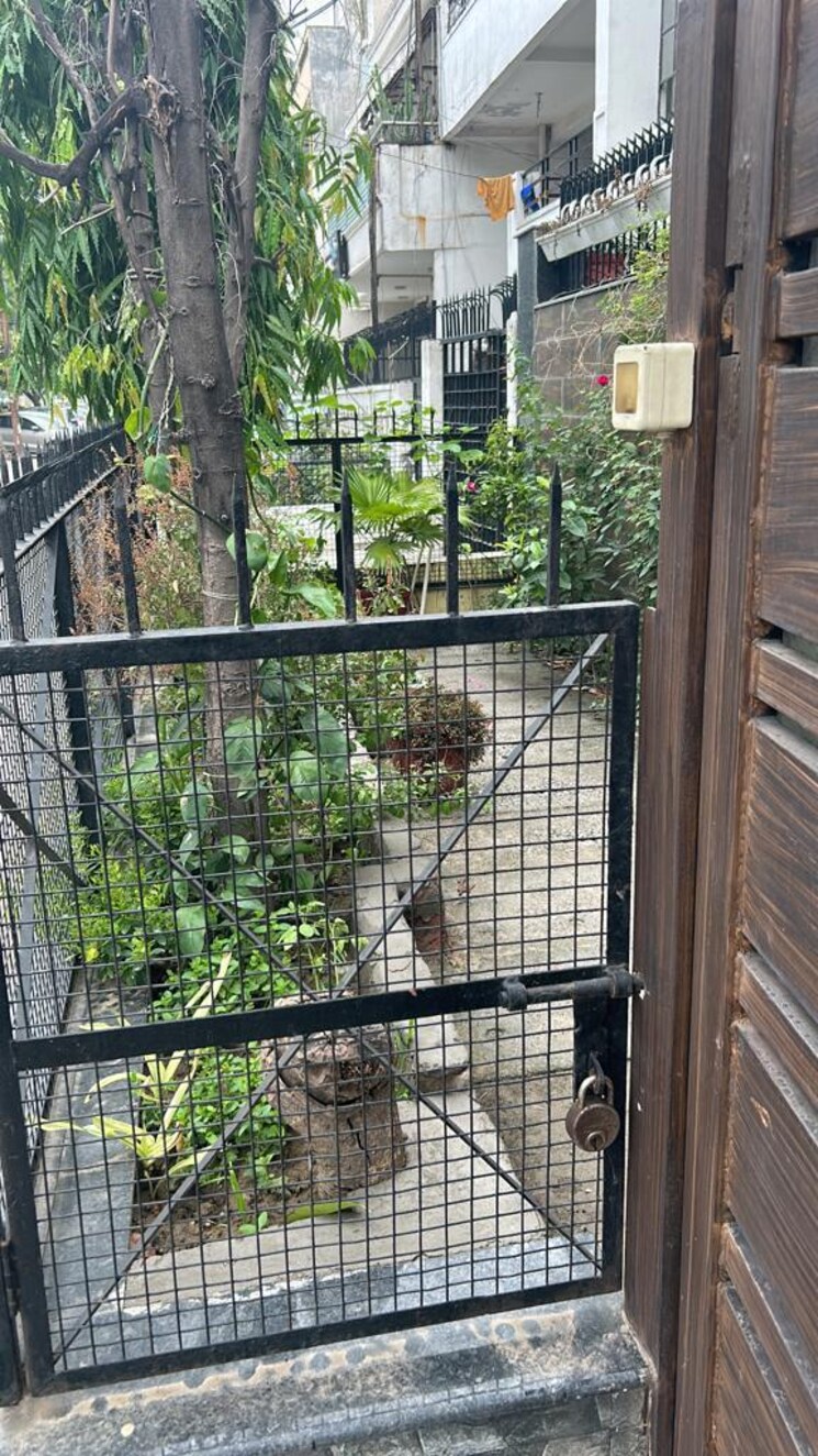 Balcony, sector 22 6+ Bedroom 168 Sq.Mt. Independent House In Sector 22 Noida 7797791