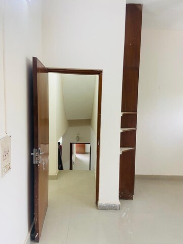 Room in 2 BHK Apartment at Arun Vihar Sector 37, Sector 37 – for Sale
