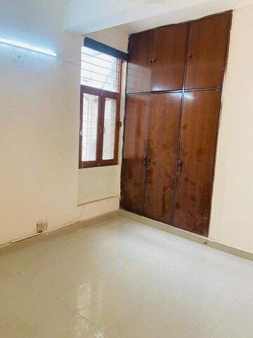 Room in 2 BHK Apartment at Arun Vihar Sector 37, Sector 37 – for Sale