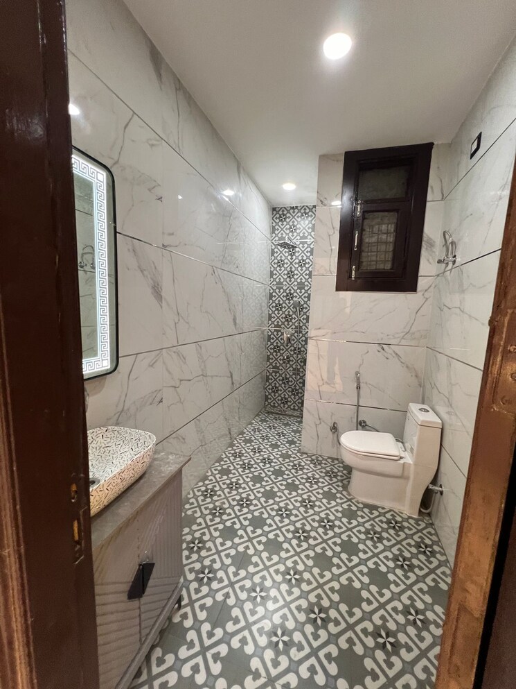 Bathroom, vasundhara sector 5 4 Bedroom 1800 Sq.Ft. Builder Floor In Vasundhara Sector 5 Ghaziabad 7798074