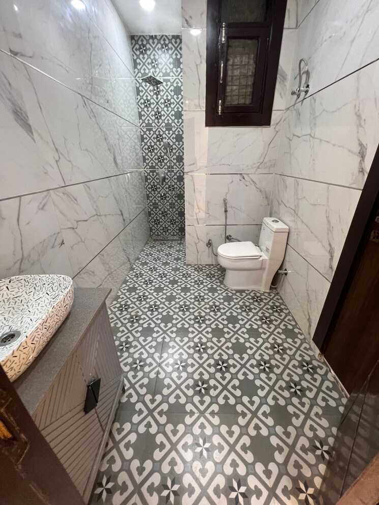 Bathroom, vasundhara sector 5 4 Bedroom 1800 Sq.Ft. Builder Floor In Vasundhara Sector 5 Ghaziabad 7798074