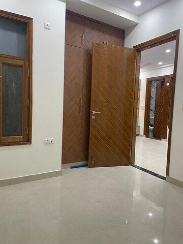 Room in 3 BHK Apartment at Express Garden, Vaibhav Khand – for Sale