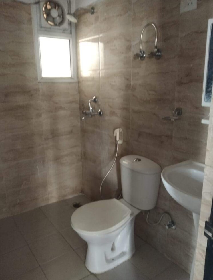 Bathroom, mayur vihar 1 2.5 Bedroom 1150 Sq.Ft. Apartment In Mayur Vihar 1 Delhi 7798357