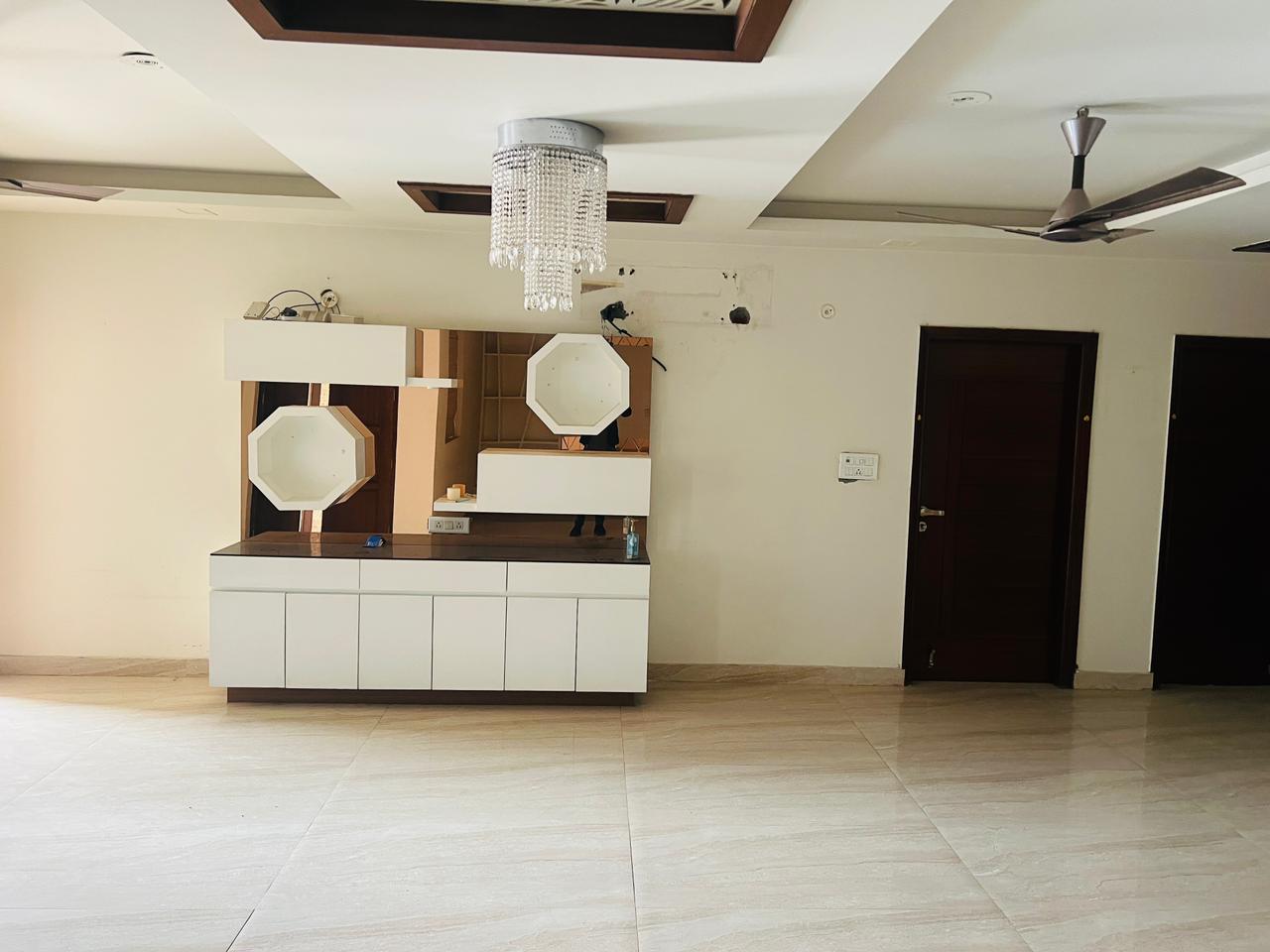 5 BHK + Pooja Room,Servant Room,Study Room,Extra Room Builder Floor For Sale in BPTP Parkland Sector 82