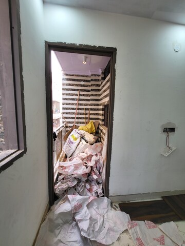 Furnished Amenities in 2 BHK Builder Floor at Laxmi Nagar – for Sale