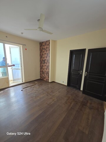Room in 3.5 BHK Apartment at 3C Lotus Boulevard Espacia, Sector 100 – for Rent