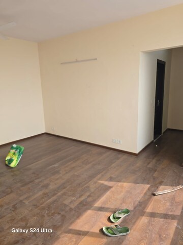 Room in 3.5 BHK Apartment at 3C Lotus Boulevard Espacia, Sector 100 – for Rent